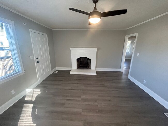 Building Photo - 803 Center St