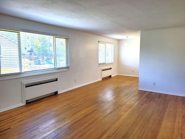Building Photo - 901 N Forest St