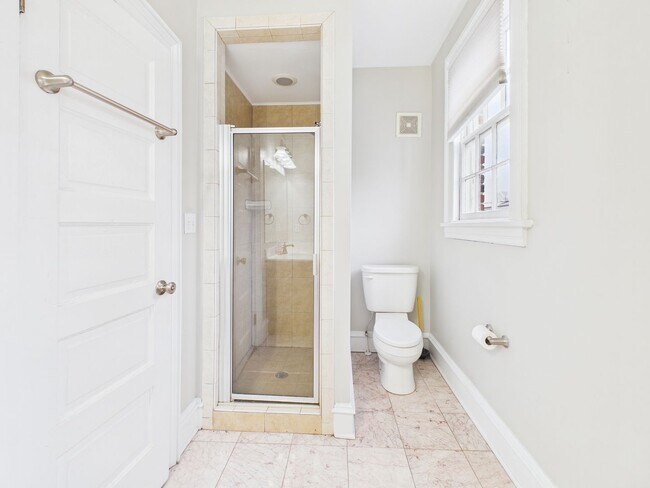 Building Photo - 2710 Stuart Ave