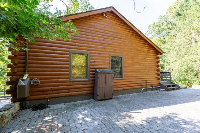 Building Photo - 559 Quaker Hill Rd
