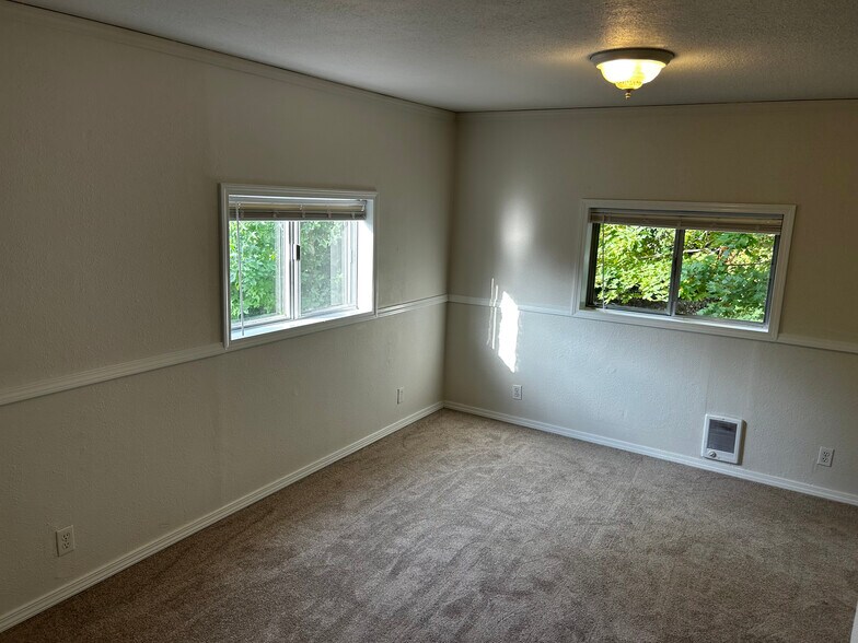 Building Photo - 4016 NE 54th Ave