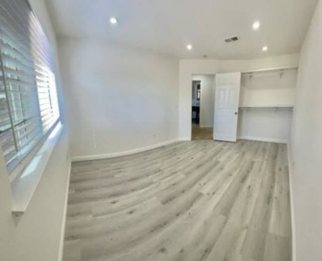 Building Photo - 2828 Hillcrest Ave
