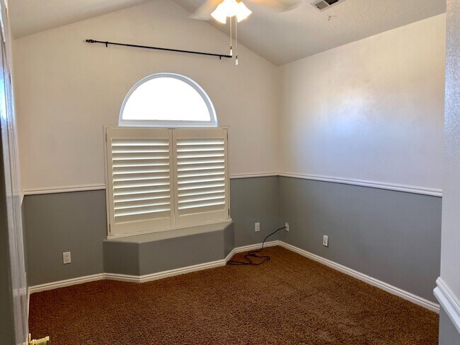 Building Photo - Large Home with Fully Fenced Yard