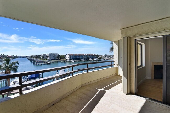 Building Photo - Gorgeous Updated Tierra Verde Annual Unfurnished Waterfront Condo 2/2 w/Garage