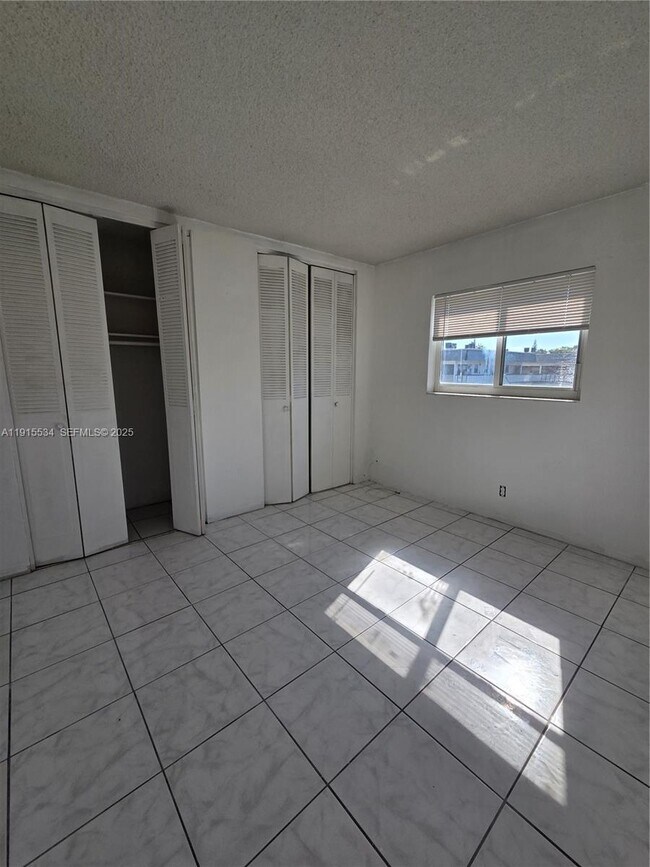 Building Photo - 1400 N 17th Ave