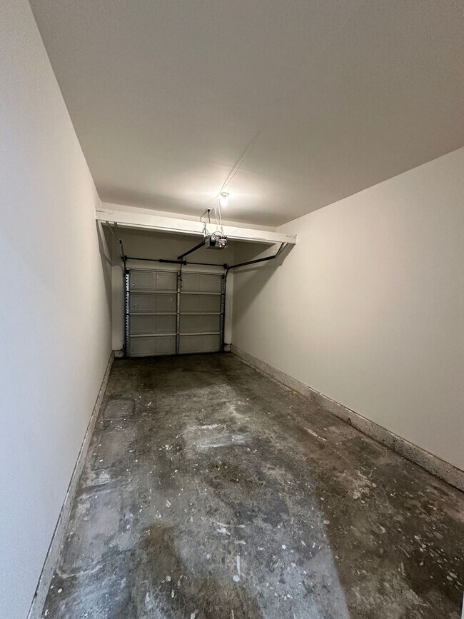 Building Photo - Townhouse at the Bordeaux Gated Community 3bed 2.5 bath