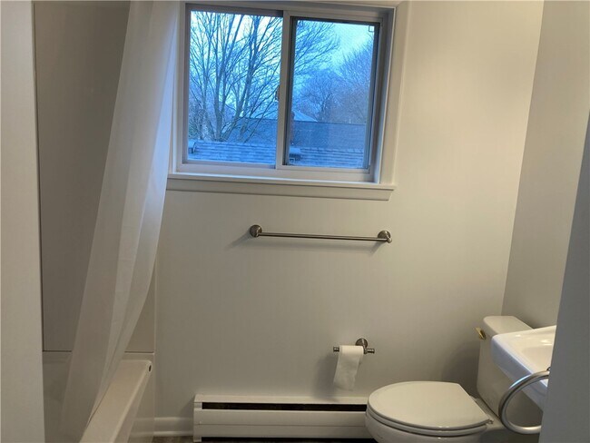 Building Photo - 326 E Linden Ave