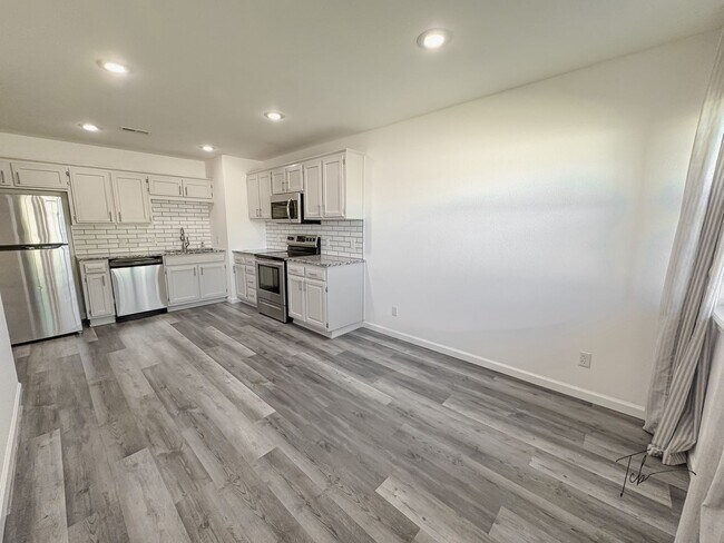 Building Photo - Available Now!  3 Bedroom, 2 Bathroom in Prime Bentonville Location, w/ Garage and Fenced-in Back...