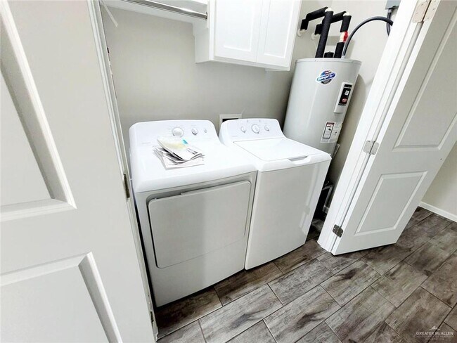 Building Photo - 19 Swallow Ave