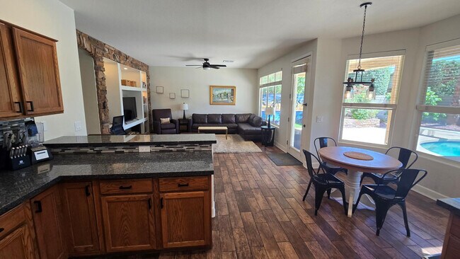 Building Photo - 8213 W Quail Ave