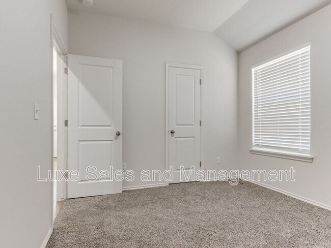 Building Photo - 1543 Pavy Pkwy