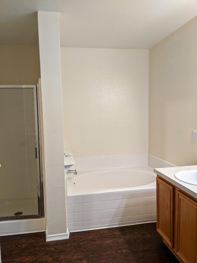 Building Photo - 2807 Lakefield Dr