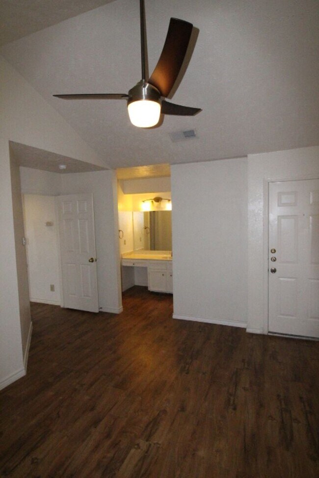 Building Photo - Condo within walking distance to Texas Sta...