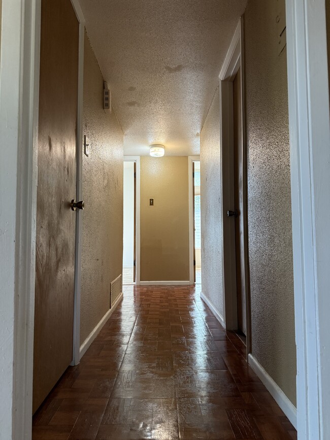 Building Photo - 327 Sharon Dr