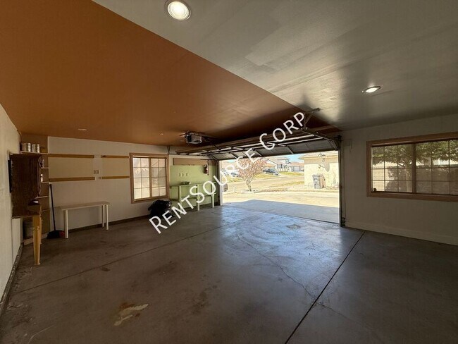 Building Photo - 2501 Summerchase Ave