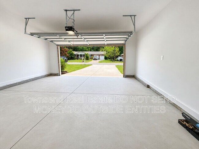 Building Photo - 621 Blawell Cir