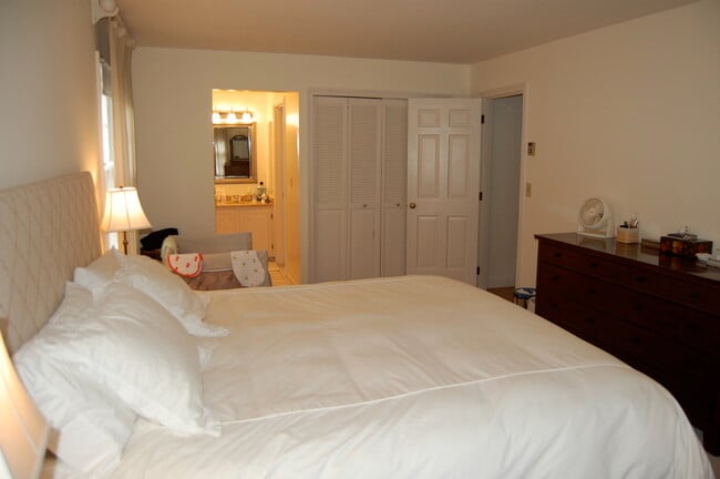 Building Photo - 211 Surrey Rd