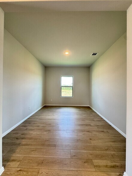Building Photo - 3500 Kingdom Dr