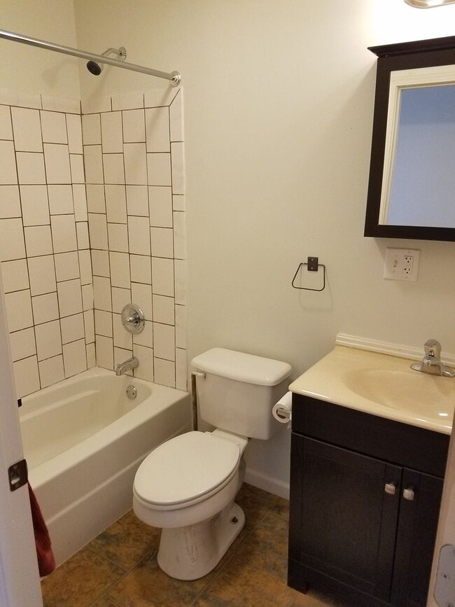 Building Photo - Incredibly Spacious 3 Bedroom / 3 Bathroom...