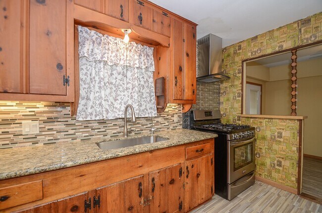 Building Photo - 142 Victoria Dr