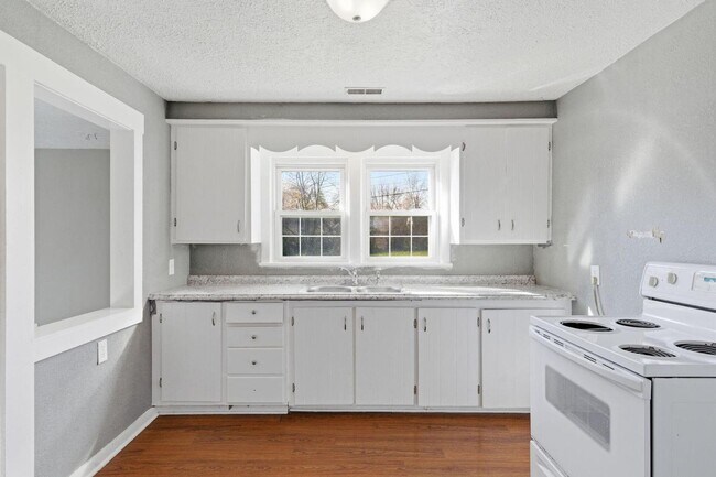 Building Photo - 3 Bedroom | 1 Bathroom Home | PET FRIENDLY!