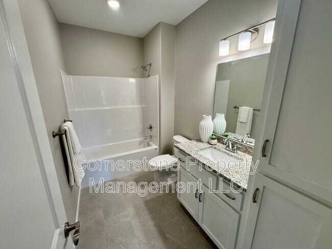 Building Photo - 809 Highland Dr