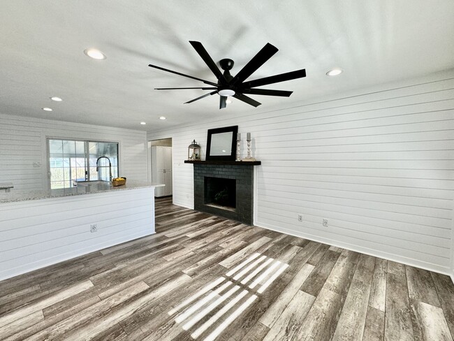 Building Photo - READY NOW!! Updated 5-Bedroom Home w/Fenced Backyard, Attached Garage  & Sunroom - Pet Friendly!