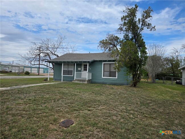 Building Photo - 702 Anaqua Ave