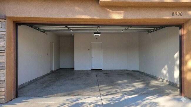 Building Photo - 8990 Courtyard View Dr