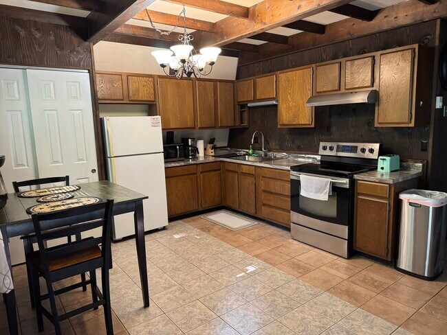 Building Photo - 579 Martha Ave