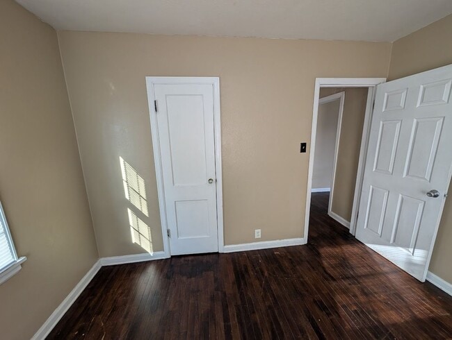 Building Photo - 3-Bedroom, 1-Bathroom Home – $1,250/Month | Accepting Section 8