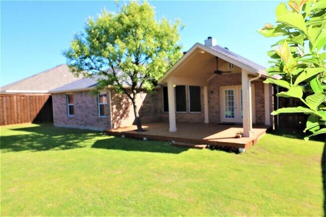 Building Photo - Stunning 3/2/2 in Mansfield with covered p...