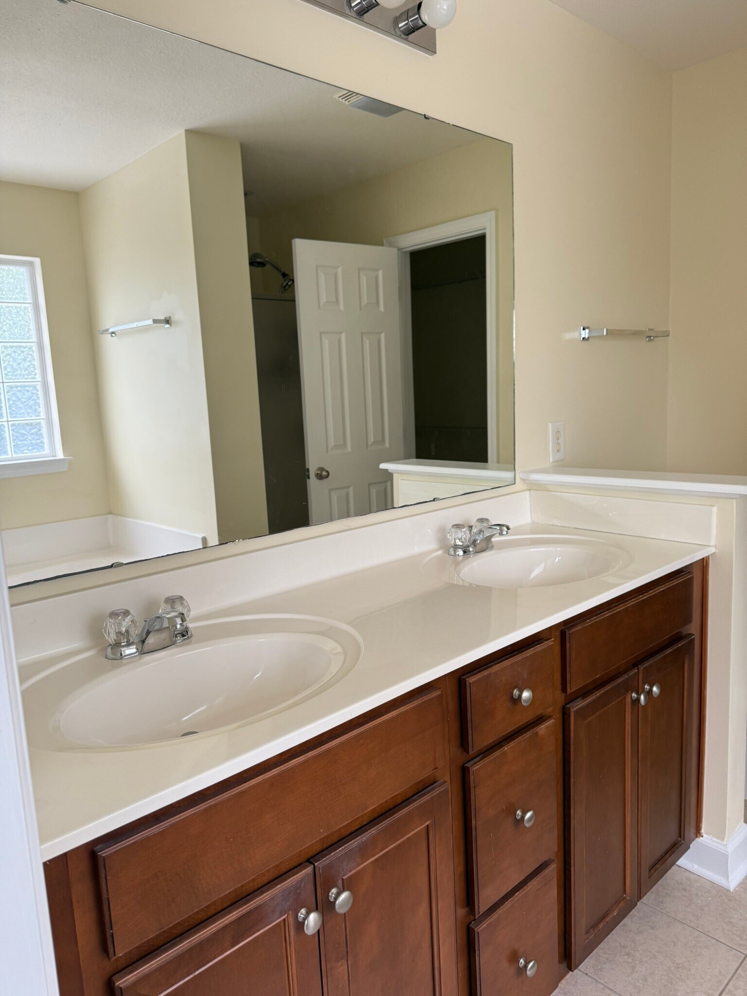 Building Photo - 834 Indianola Ct