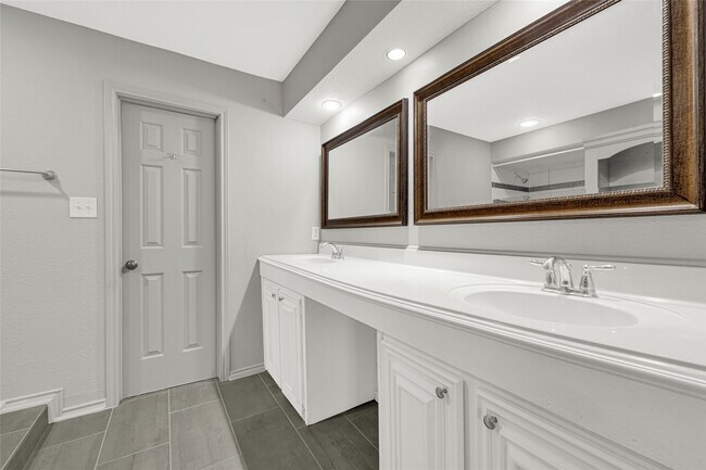 Building Photo - 705 Holly Springs Ct