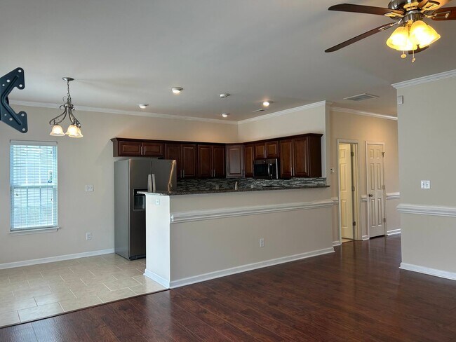 Building Photo - Immaculate beautiful 3-bedroom, 2.5-bath t...