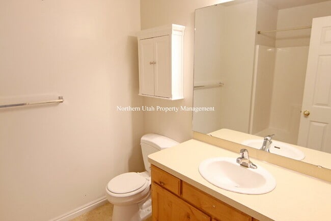 Building Photo - 2 Bed, 1.5 Bath, HVAC
