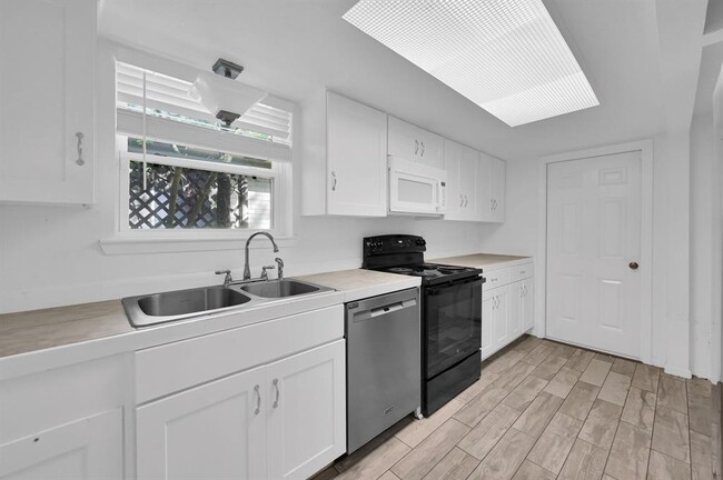Building Photo - 3 W Woodtimber Ct