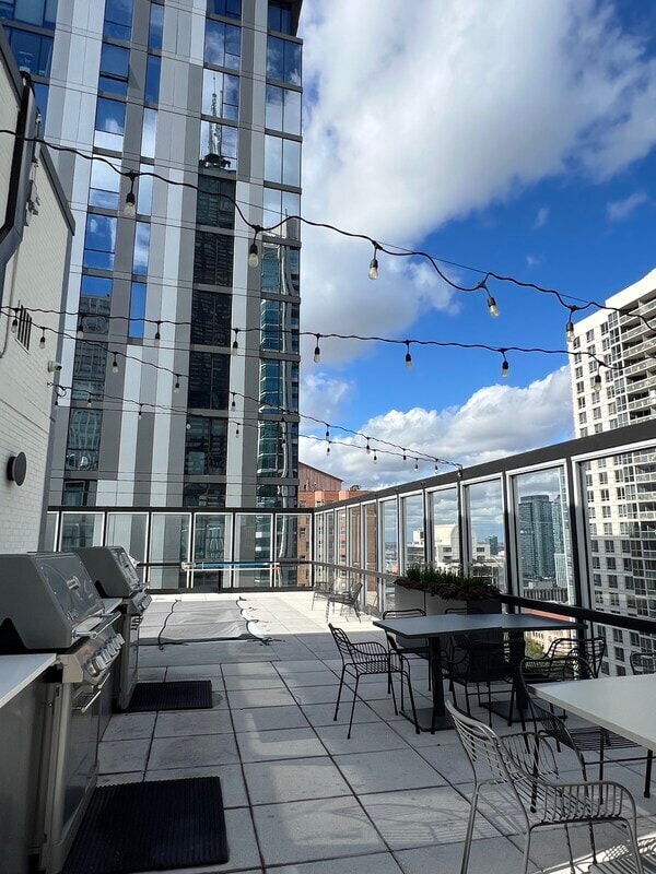 Building Photo - 833 N Dearborn St