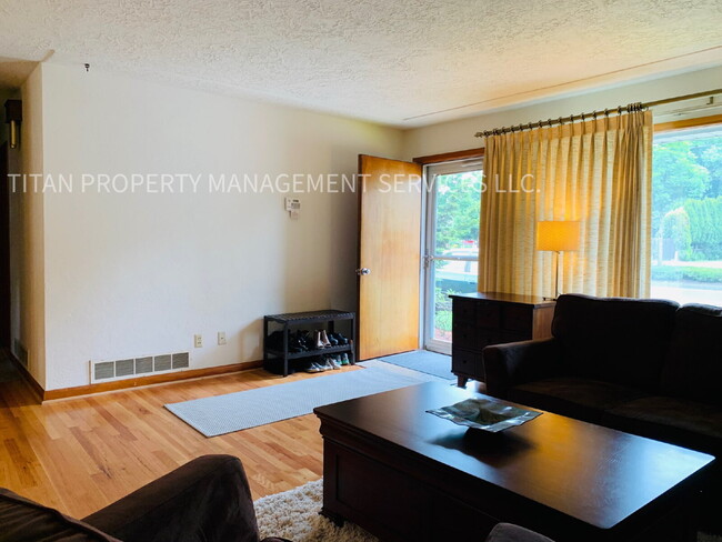 Building Photo - 13924 E Burnside St