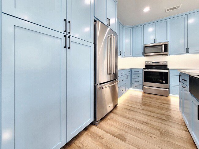Building Photo - Sophisticated 3/BR 2.5/BS Home in Point Ve...