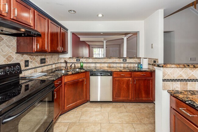 Building Photo - 3 Bedroom 3 Bath Townhome in Persimmon Hil...