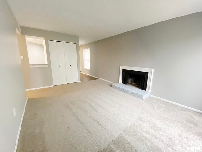 Building Photo - 5905 W Ridgecrest Dr