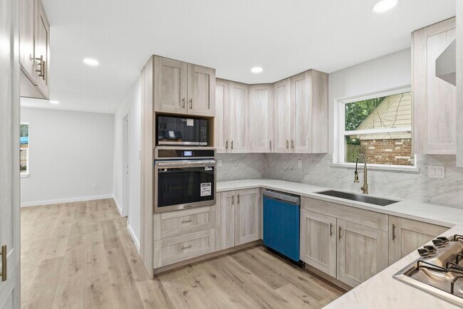 Building Photo - 15215 Parkville Dr