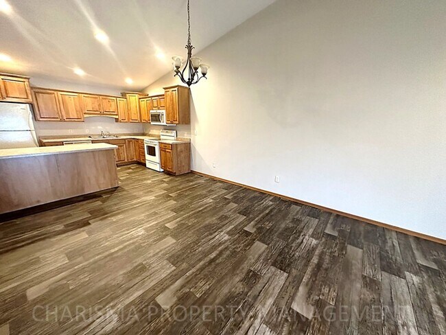 Building Photo - 4 BEDROOM, 2 BATH TOWN HOME, PET FRIENDLY, AMENITY FILLED, DOUBLE ATTACHED GARAGE!