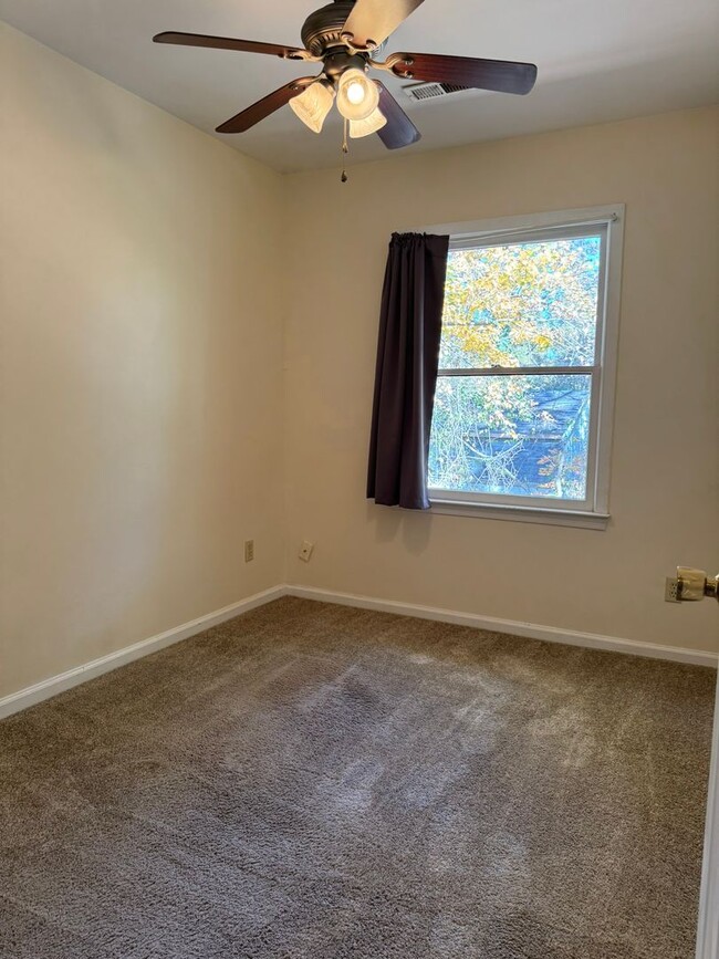 Building Photo - Three bedroom, 1 1/2 bath townhouse close ...