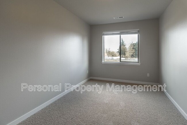 Building Photo - 8715 NE 43rd Pl