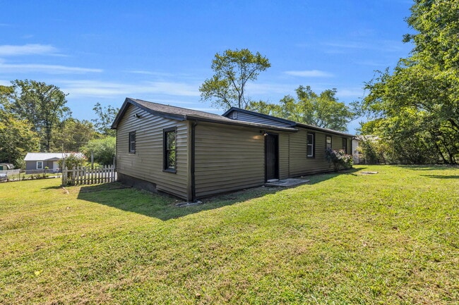 Building Photo - 285 Dixie Dr