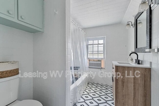 Building Photo - 887 Poplar Rd