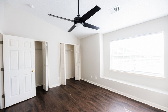 Building Photo - Amazing updated 2 bedroom 2.5 bathroom townhouse in NW Greensboro Keswick Place. Lawn care included.