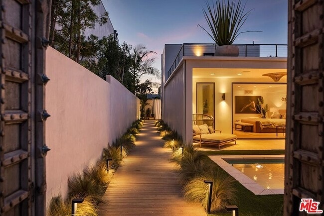 Building Photo - 913 Milwood Ave